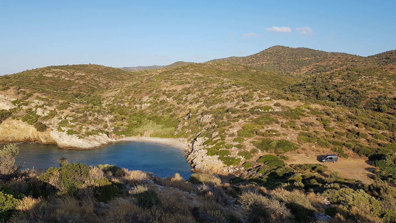 Foto von Kolpos Idras II mit beiger sand & kies Oberfläche