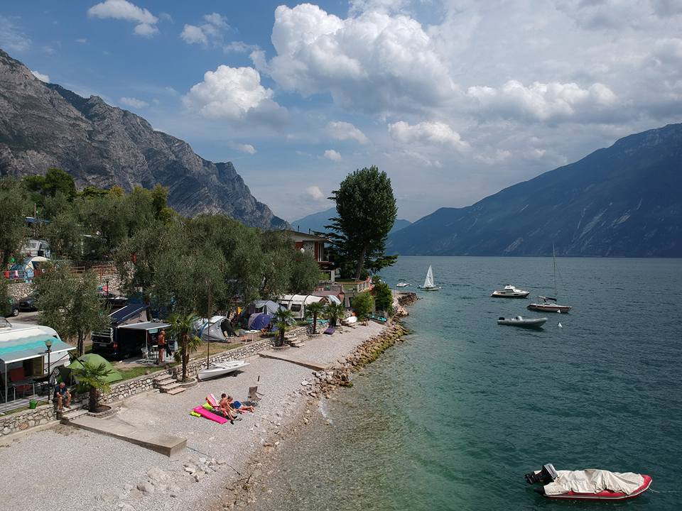 Foto von Spiaggia di Nanzel mit kleine, beiger kiesel Oberfläche