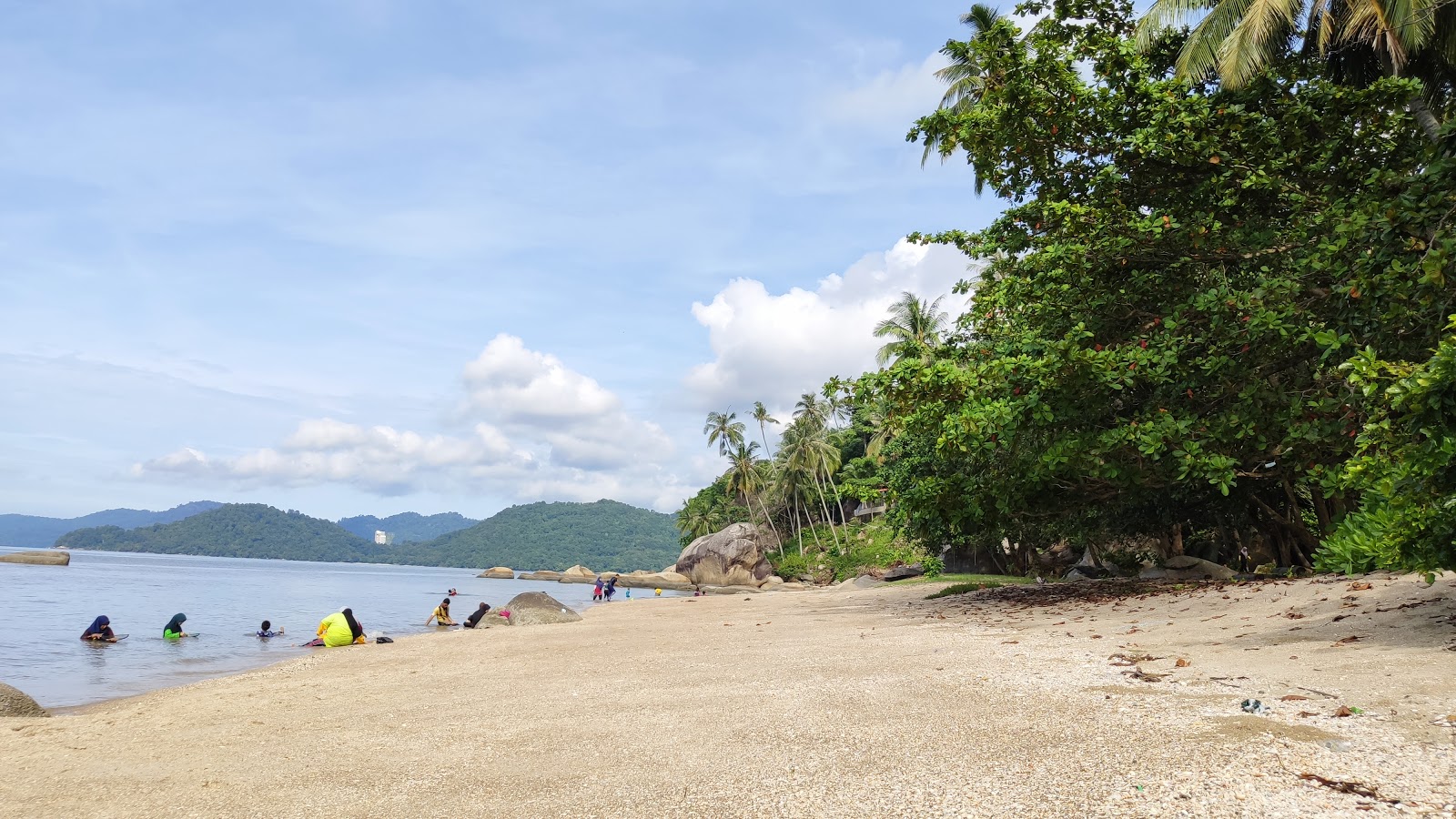 Esen Beach的照片 背靠悬崖