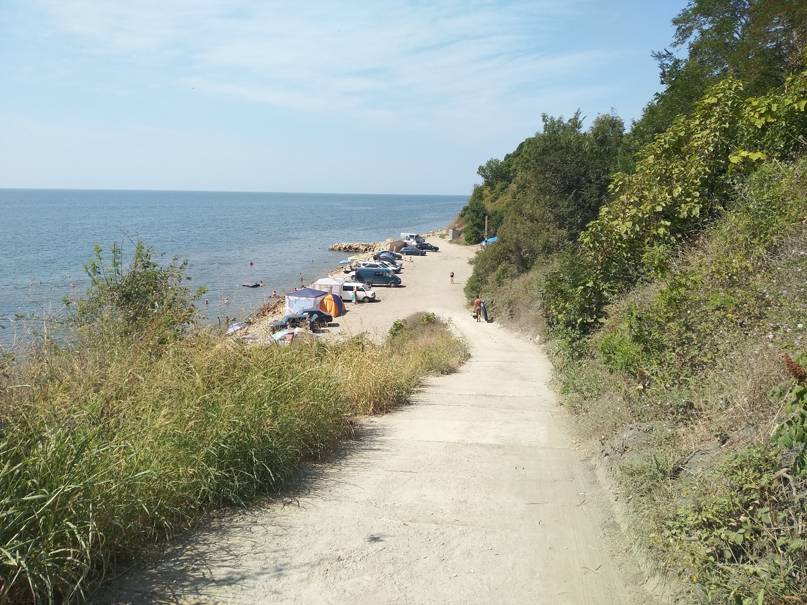 Photo de Bereg Mechty beach protégé par des falaises