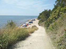 Photo de Bereg Mechty beach protégé par des falaises