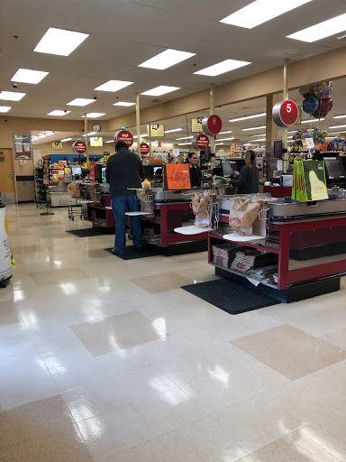 Grocery Store «Hannaford Supermarket», reviews and photos, 333 Brook St, Clinton, MA 01510, USA