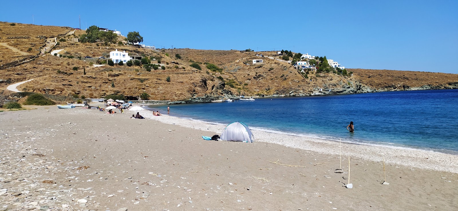 Fotografie cu Skylos beach - locul popular printre cunoscătorii de relaxare