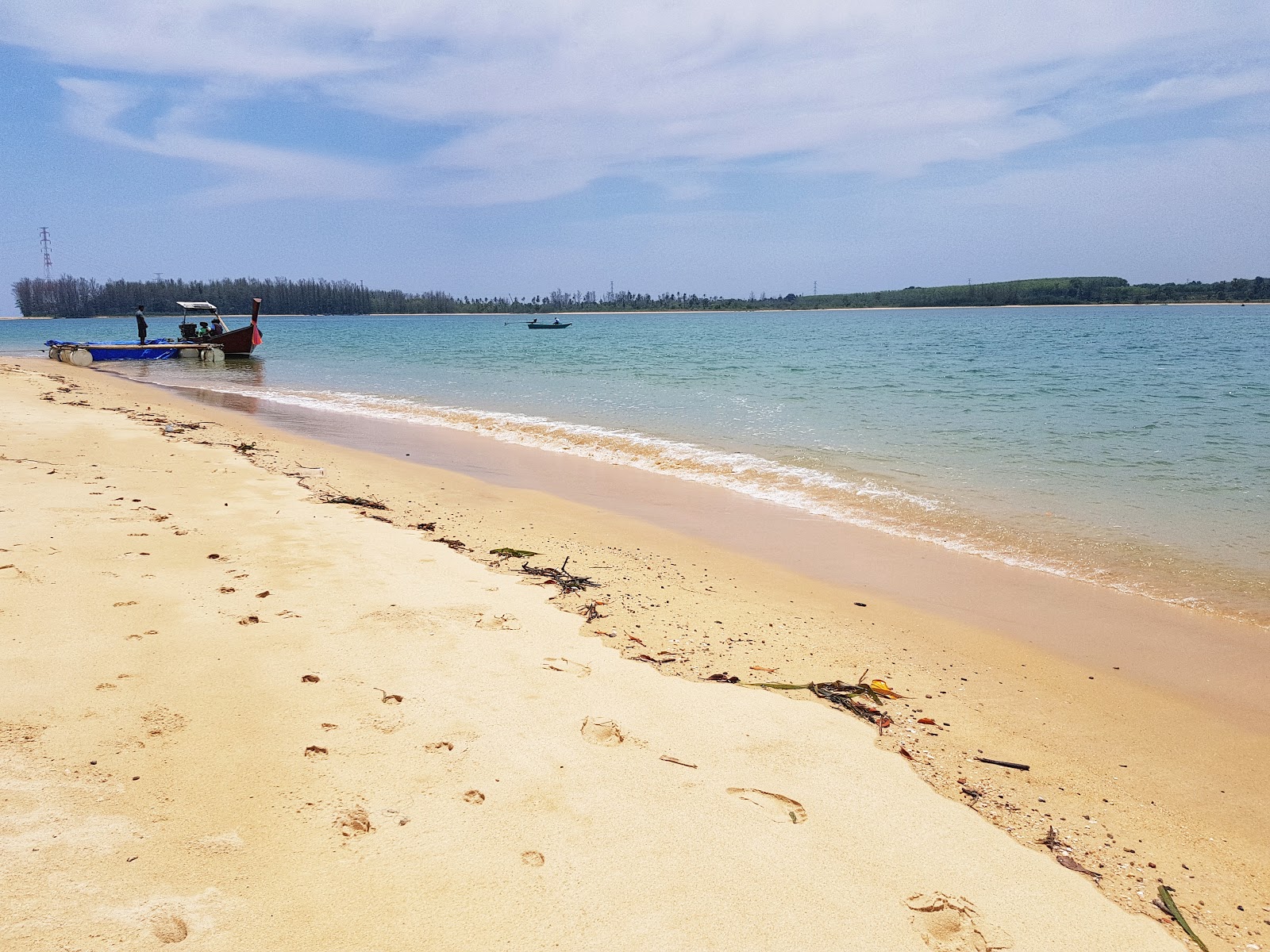 Foto van Pak Phra Beach met ruim strand