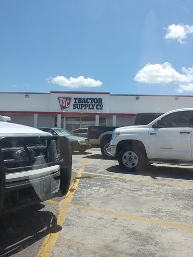 Home Improvement Store «Tractor Supply Co.», reviews and photos, 1715 W Oaklawn Rd a, Pleasanton, TX 78064, USA