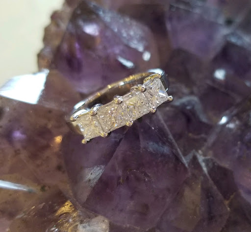 Jewelry Store «Yelton Fine Jewelers», reviews and photos, 9263 Schulze Dr, West Chester Township, OH 45069, USA