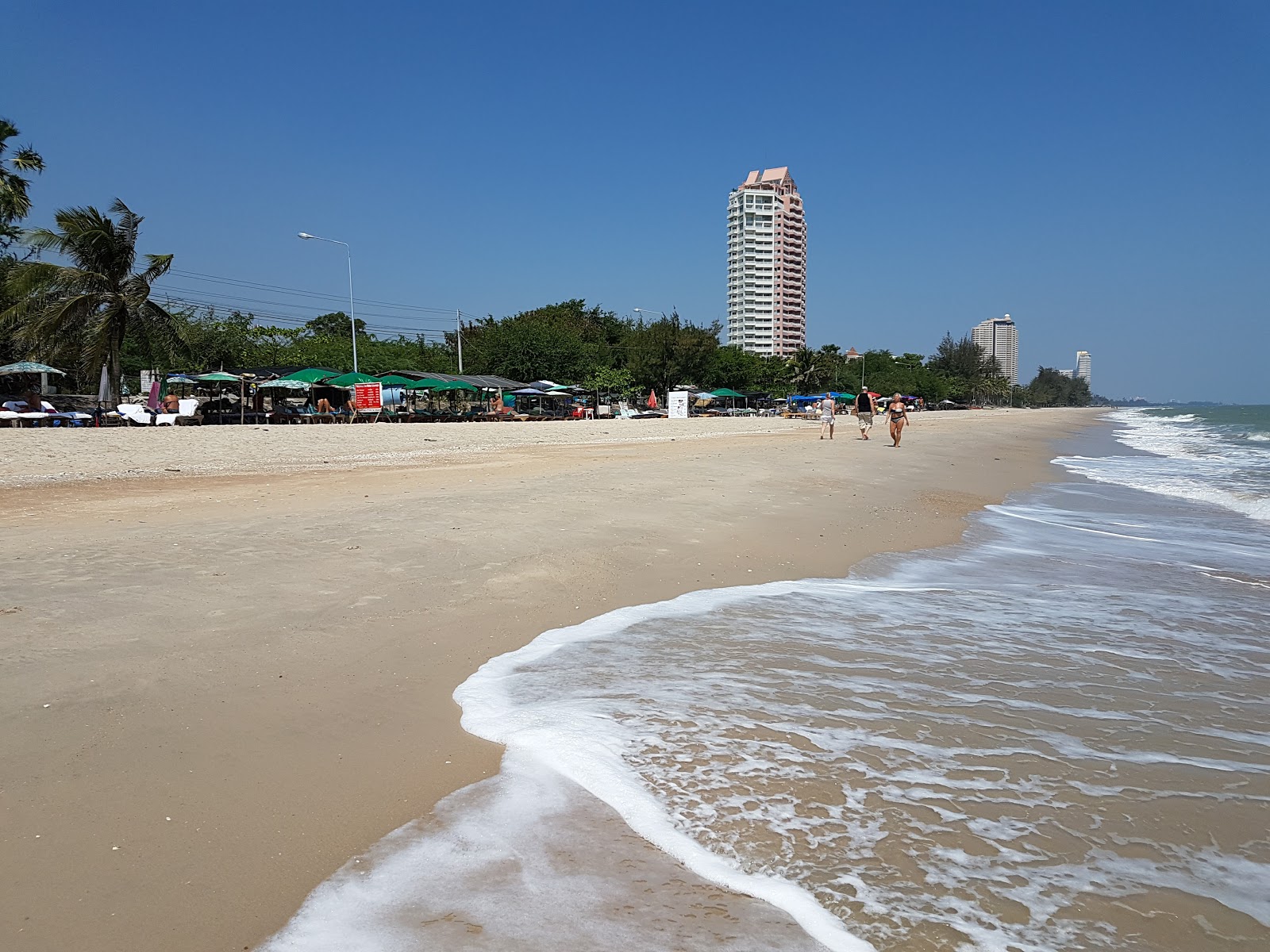 Foto di Regent Cha-Am Beach con una superficie del sabbia luminosa