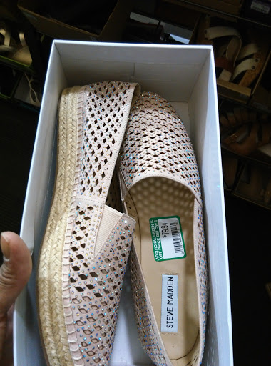 Shoe Store «DSW Designer Shoe Warehouse», reviews and photos, 2155 22nd St, Oak Brook, IL 60523, USA