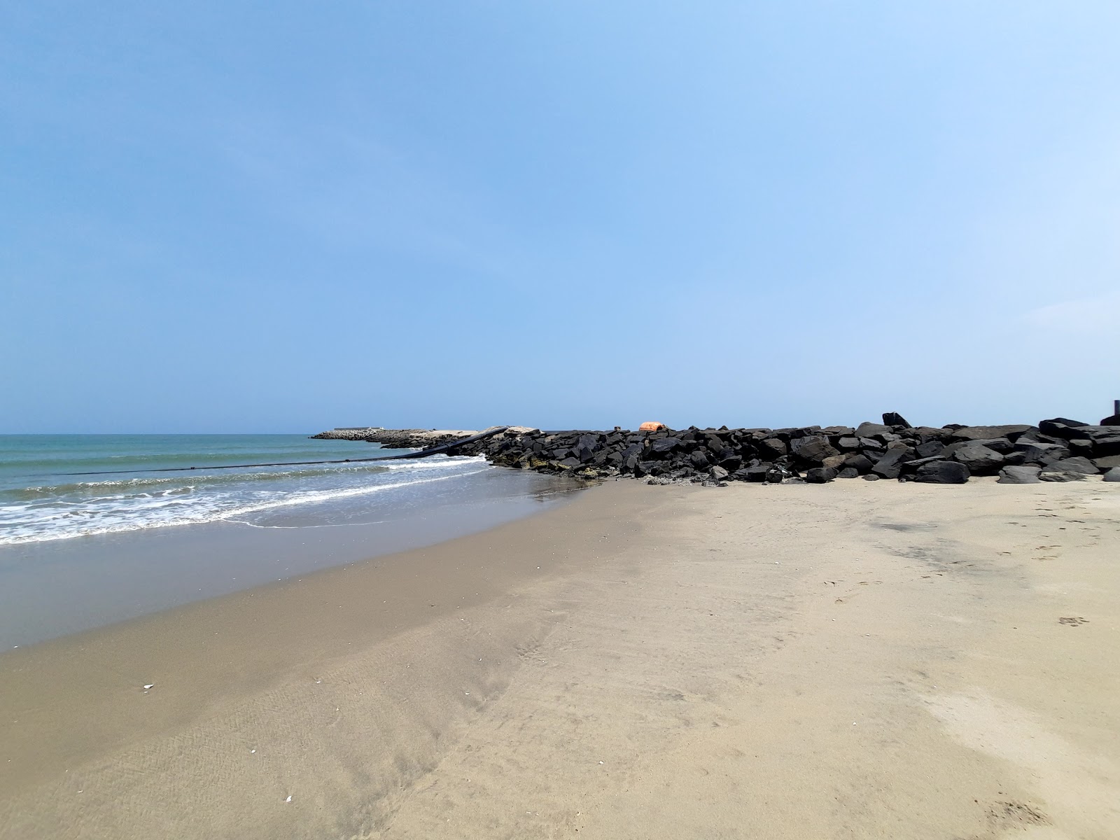 Photo de Singarathoppu Beach avec l'eau cristalline de surface