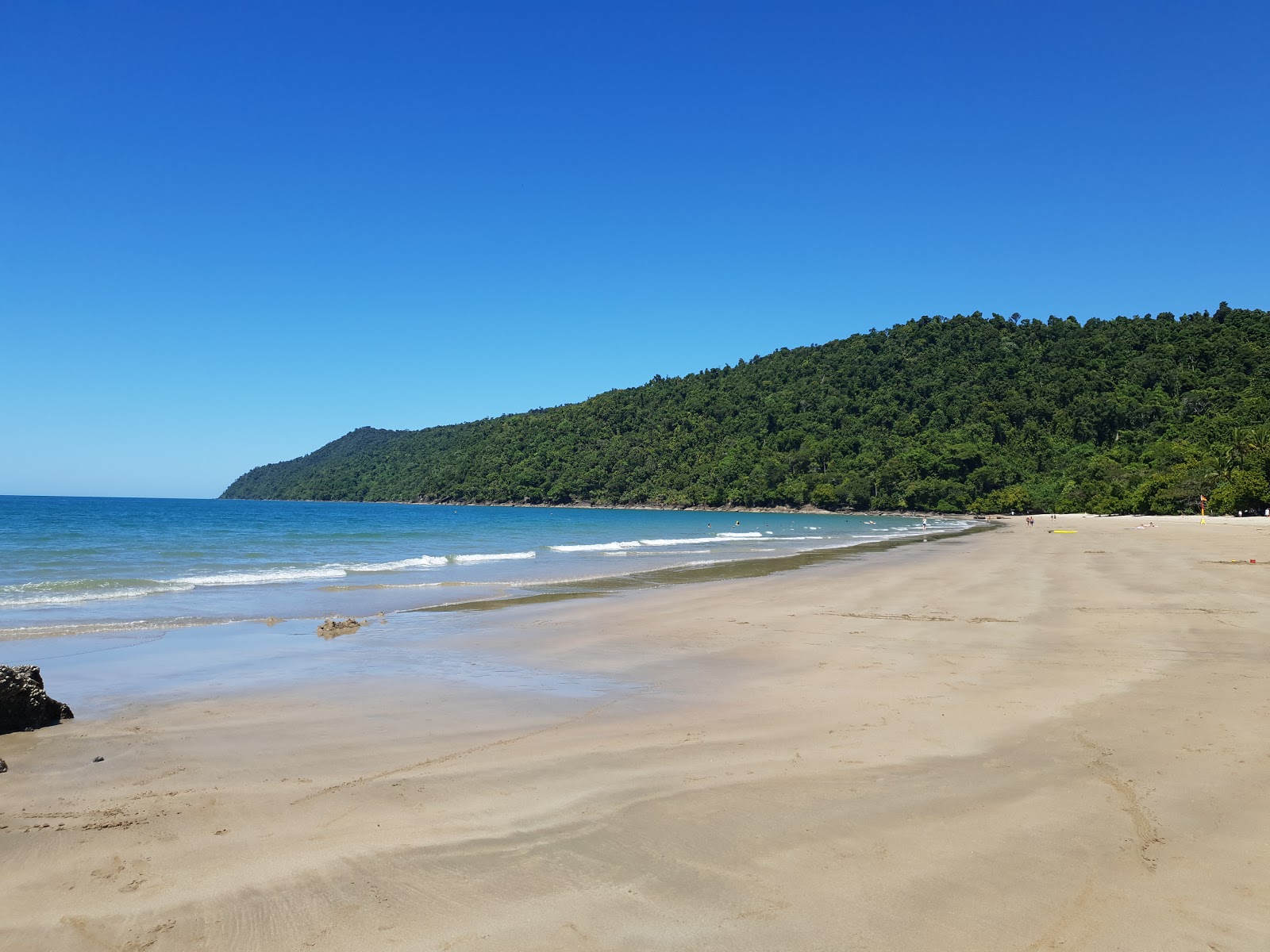 Φωτογραφία του Etty Bay με φωτεινή άμμος επιφάνεια