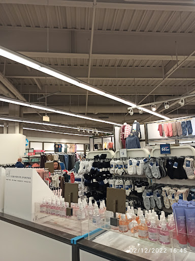 Clothing Store «Old Navy», reviews and photos, 1961 Chain Bridge Rd, McLean, VA 22102, USA