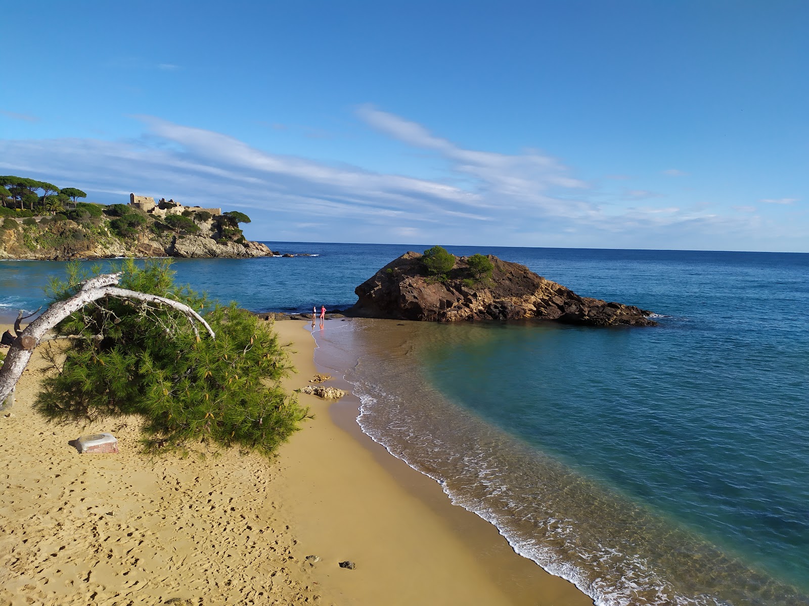 Foto von Der Strand La Fosca mit mittlere buchten
