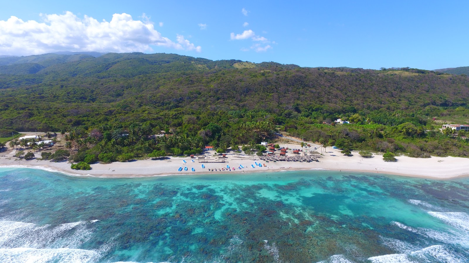 Fotografie cu El Quemaito beach sprijinit de stânci