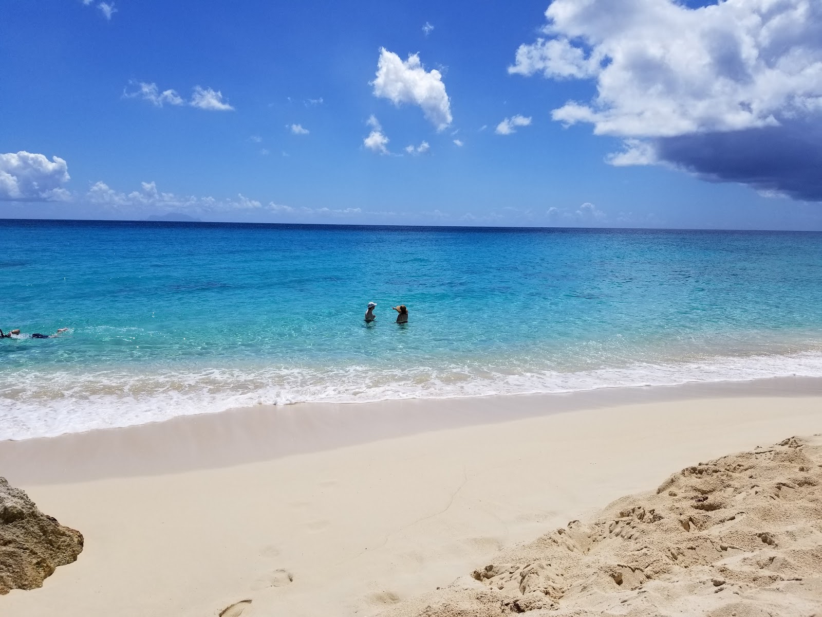 Fotografija Sapphire beach in naselje