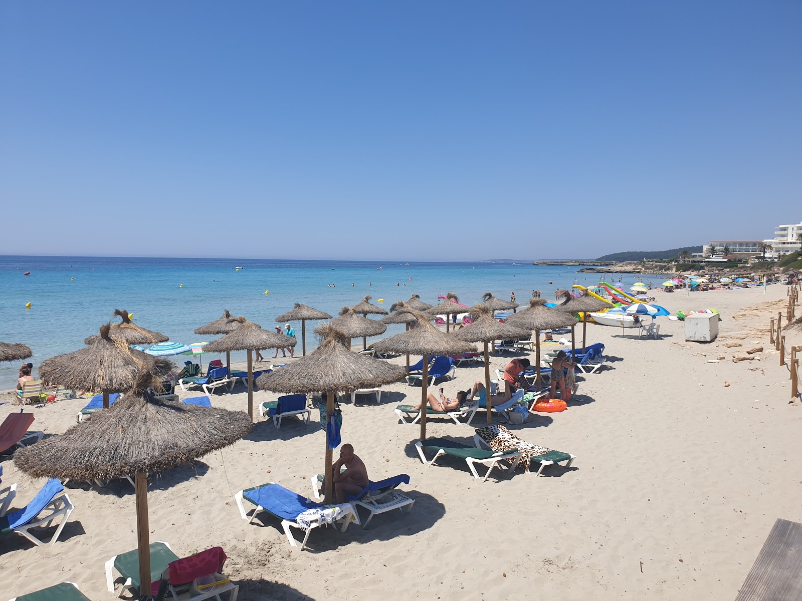 Fotografija Platja de San Tomas II z turkizna čista voda površino