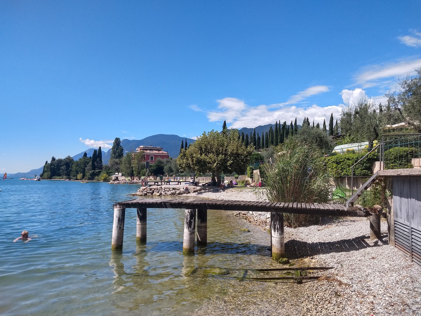 Φωτογραφία του Spiaggia val di sogno υποστηρίζεται από βράχους