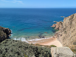 Foto von Praia de Assentiz umgeben von Bergen