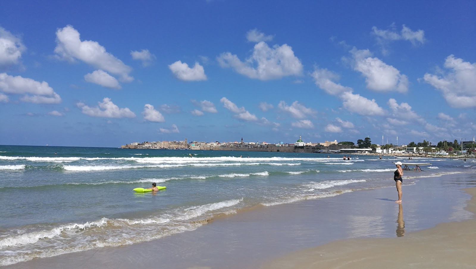 Foto de Argaman beach com água cristalina superfície