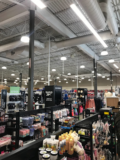 Shoe Store «DSW Designer Shoe Warehouse», reviews and photos, 2155 22nd St, Oak Brook, IL 60523, USA