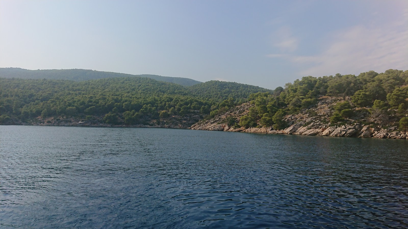 Fotografie cu beach Sarantakoupi sprijinit de stânci