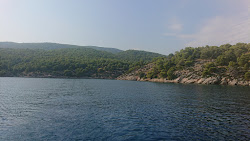 Photo de beach Sarantakoupi protégé par des falaises
