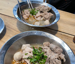 ก๋วยเตี๋ยวต้มยำหมูชากังราว - Cha Kang Raw photo