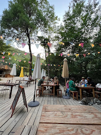 Atmosphère du Restaurant La Guinguette De Montrieux à Méounes-lès-Montrieux - n°2