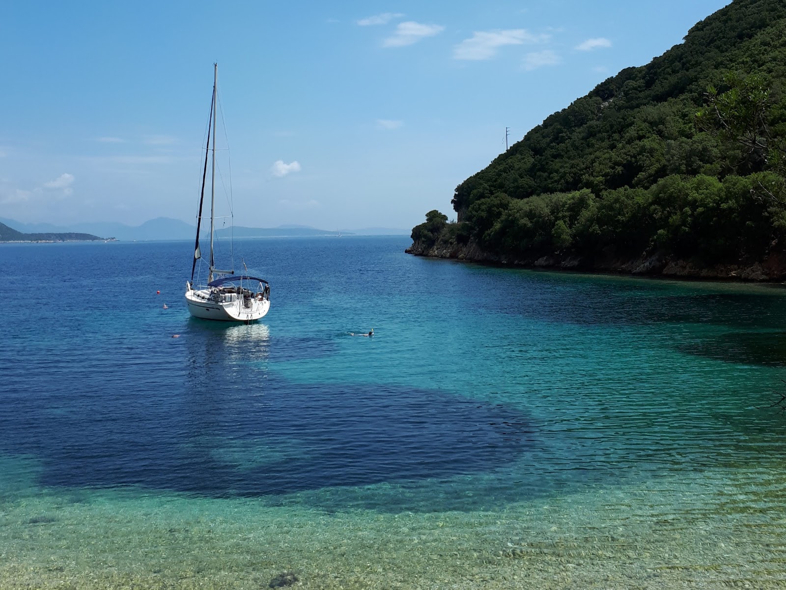 Kourvoulia beach'in fotoğrafı dağlarla çevrili