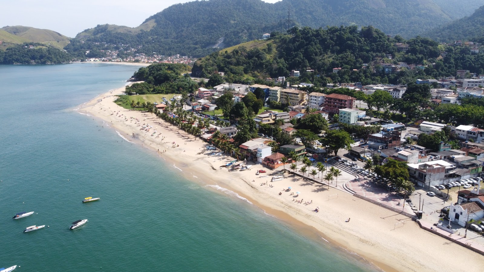 Foto av Conceição de Jacareí stranden med rymlig strand
