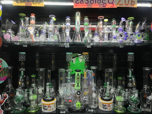 Tobacco Shop «The Hub Smoke Shop & Gifts», reviews and photos, 6410 N Oak Trafficway, Kansas City, MO 64118, USA