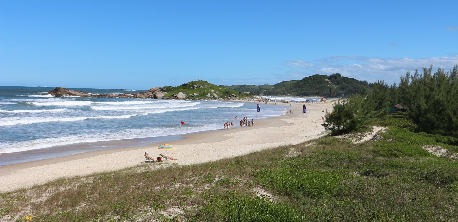 Zdjęcie Praia da Ferrugem z powierzchnią jasny, drobny piasek