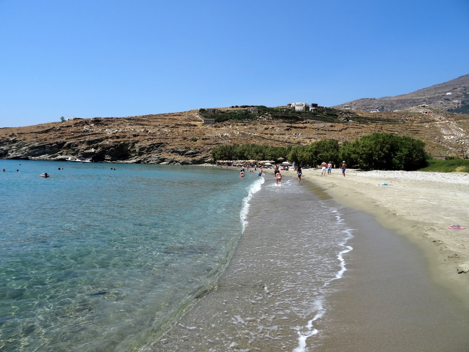 Foto di Kalivia, Tinos con una superficie del sabbia luminosa
