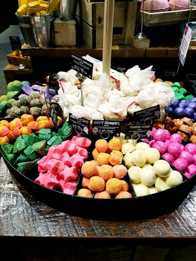 Cosmetics Store «LUSH», reviews and photos, 4999 Old Orchard Shopping Center K23, Skokie, IL 60077, USA