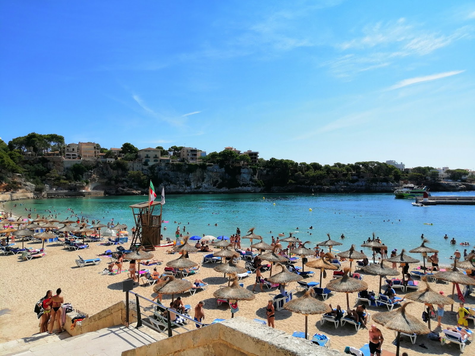 Foto de Platja de Porto Cristo con arena brillante superficie