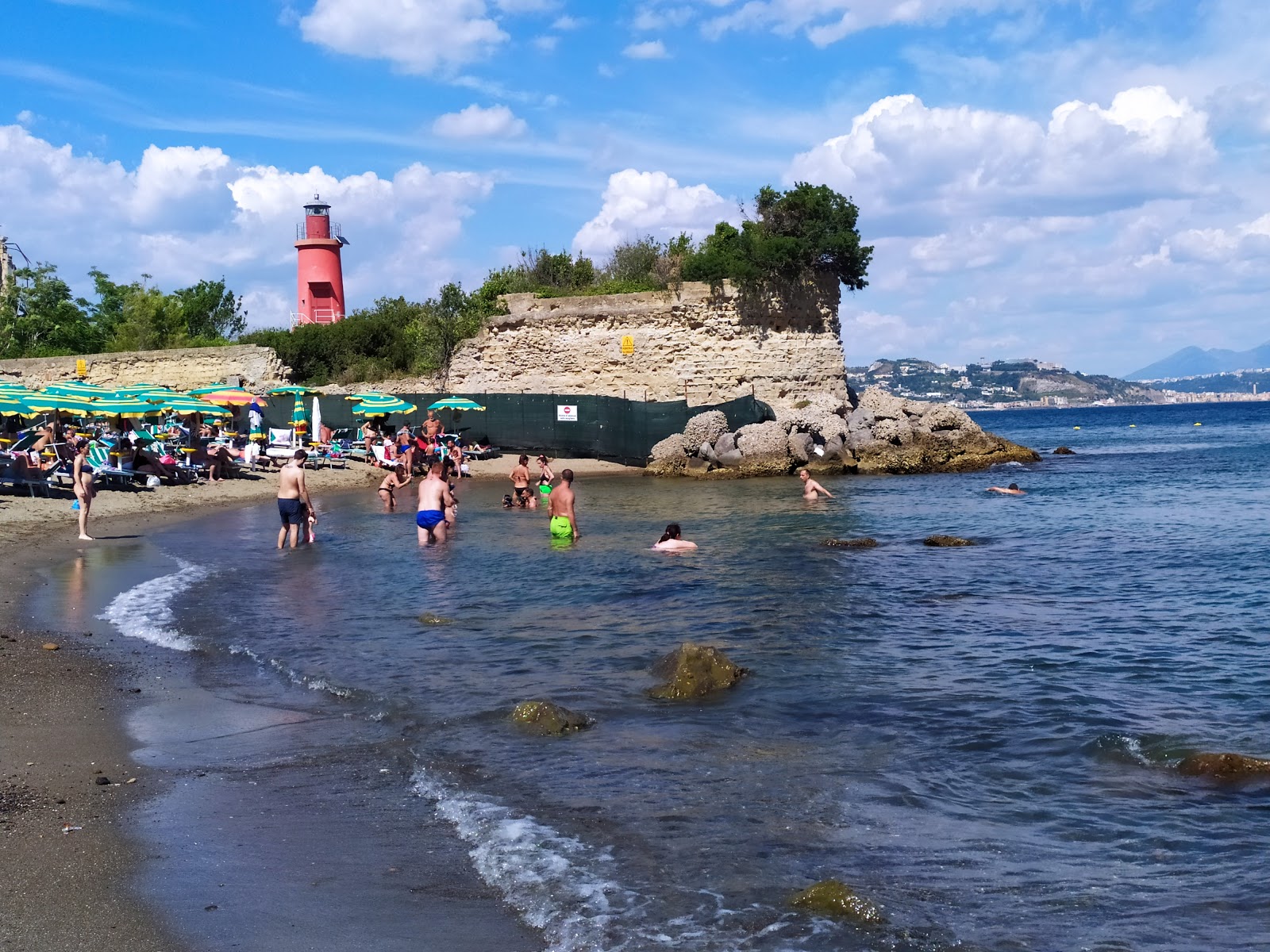 Spiaggia del Castello di Baia'in fotoğrafı biraz temiz temizlik seviyesi ile