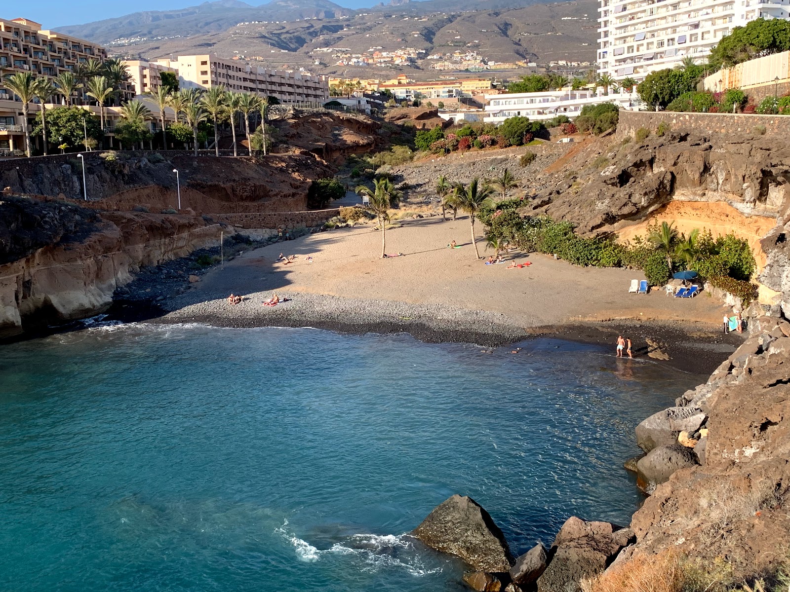 Fotografie cu Playa Las Galgas cu o suprafață de nisip ușor și pietricel