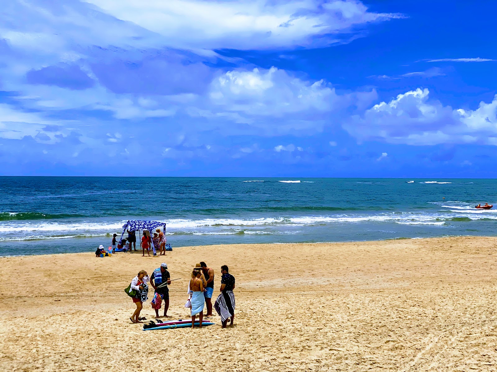 Dickey Beach的照片 带有碧绿色纯水表面