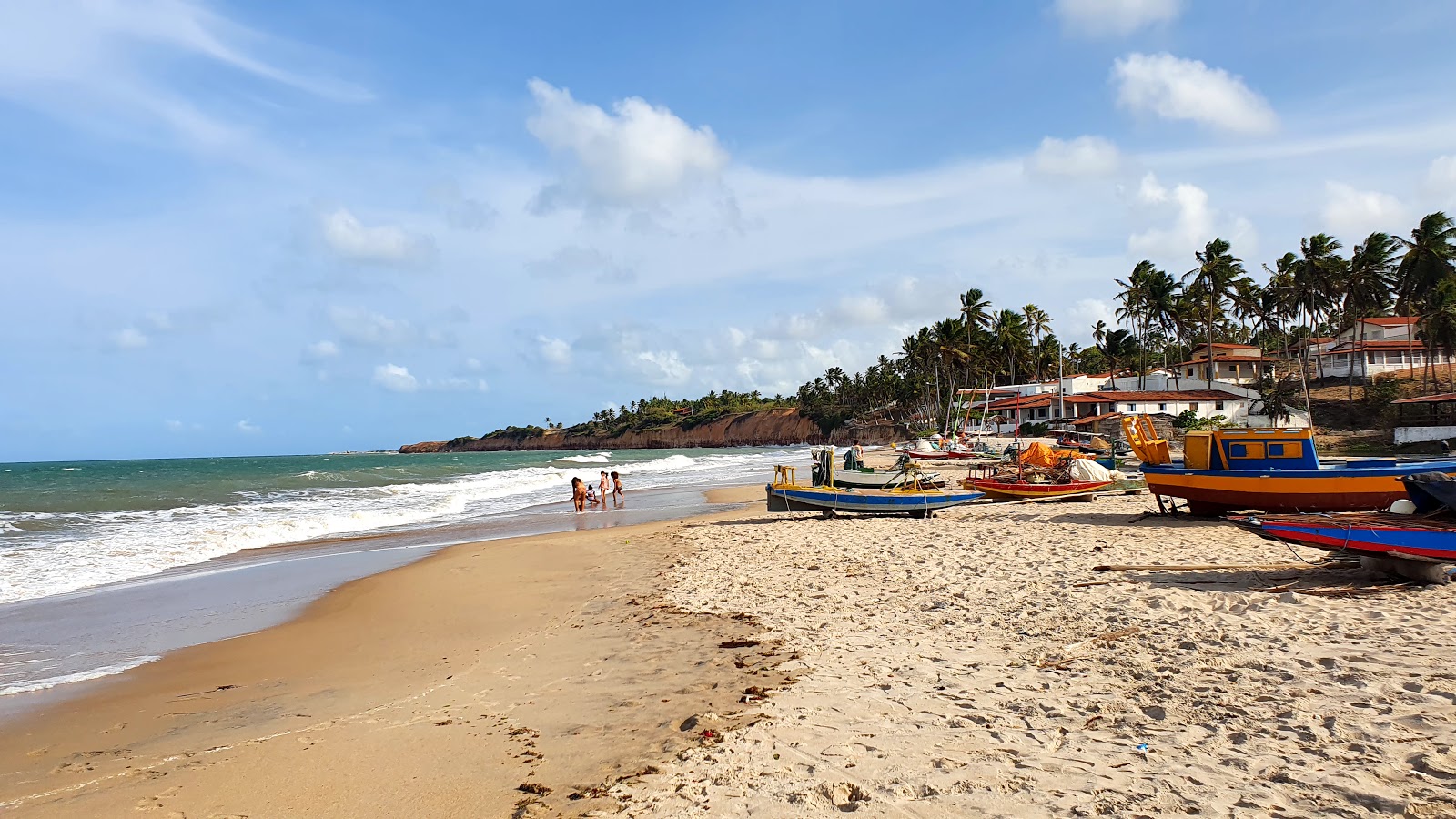 Foto de Praia de Caraubas com areia fina e brilhante superfície