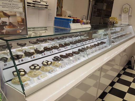 Shopping Mall «Beachwood Place», reviews and photos, 26300 Cedar Rd, Beachwood, OH 44122, USA