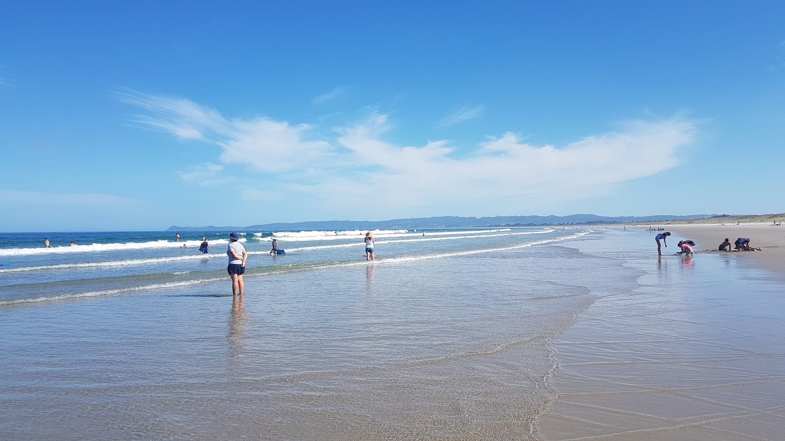 Fotografie cu Ruakaka Beach cu o suprafață de nisip strălucitor