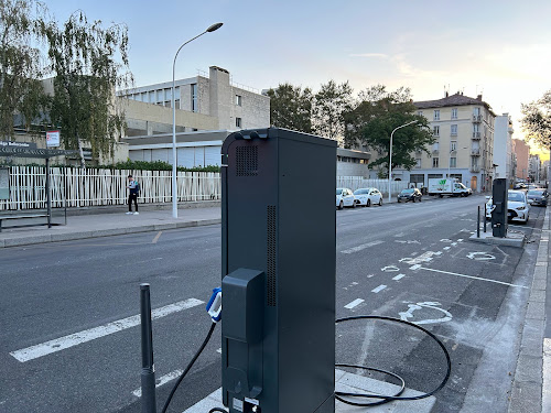 Borne de recharge de véhicules électriques IZIVIA Grand Lyon Charging Station Lyon