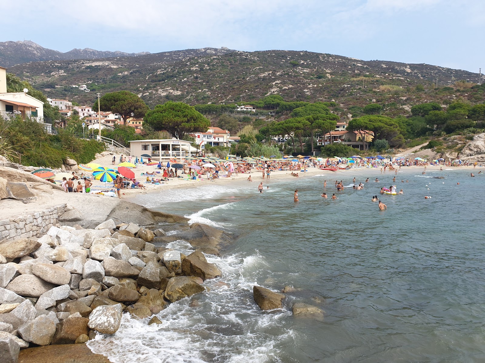 Foto van Spiaggia di Seccheto en de nederzetting