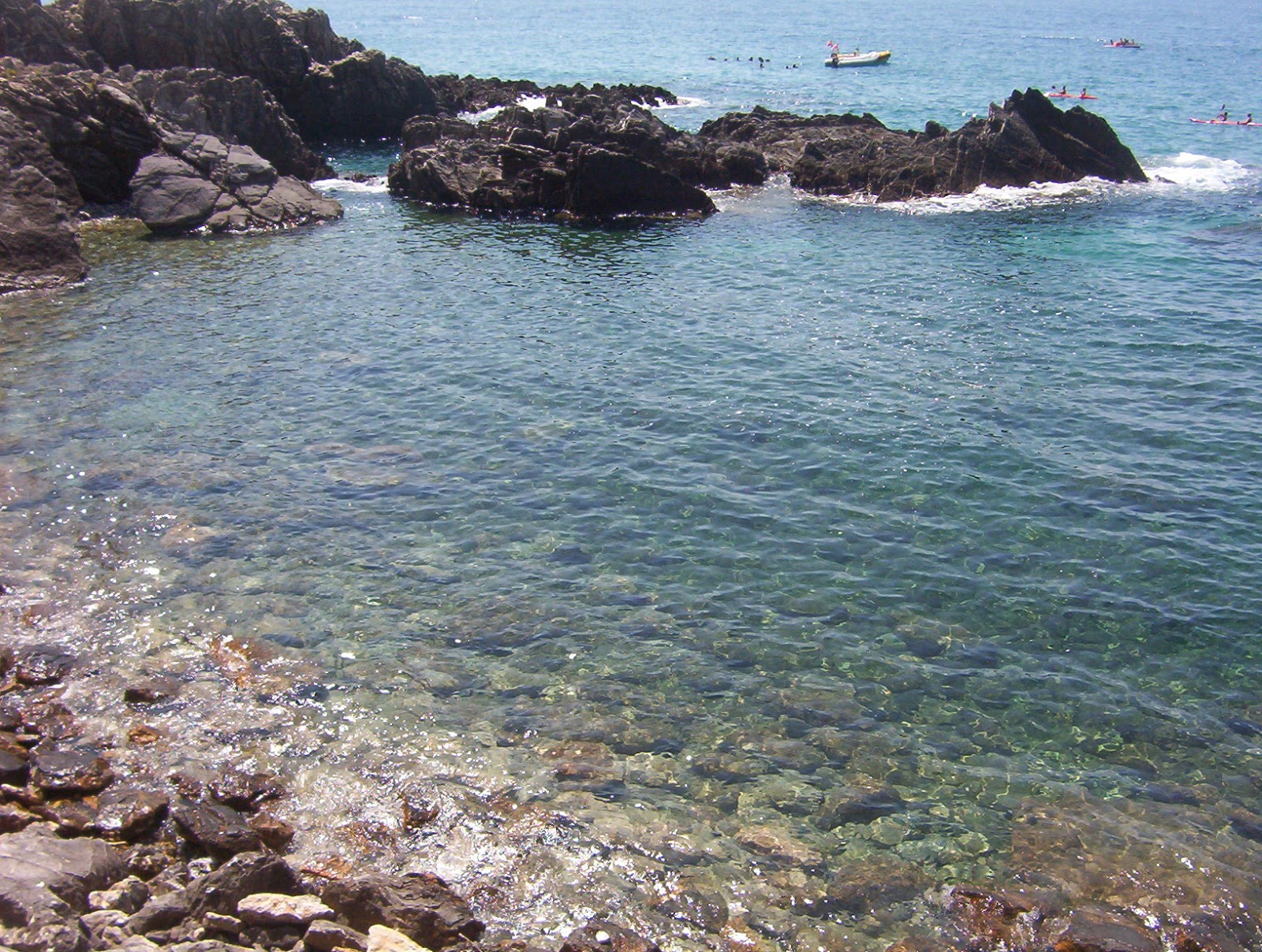 Valokuva Ascea Marina Reef IIista. pinnalla kivet:n kanssa