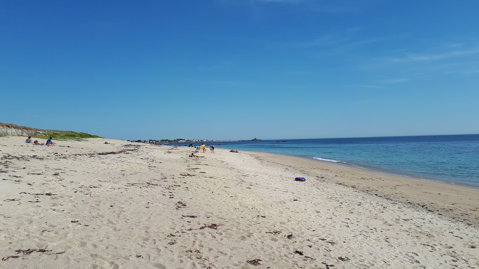 Plage de Kerouini的照片 带有碧绿色纯水表面