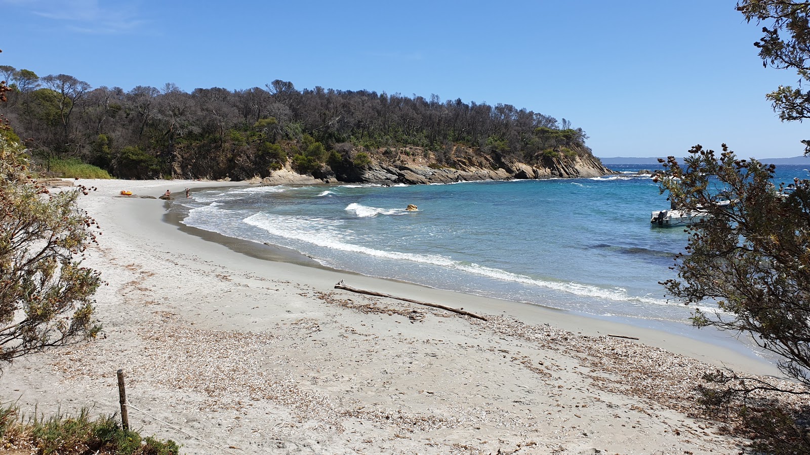 Foto av Queen Jeanne beach med turkos rent vatten yta
