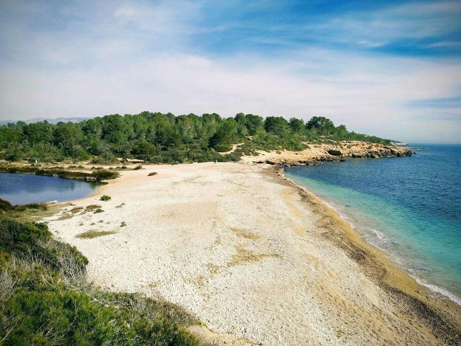 Φωτογραφία του Cala Santes Creus με επίπεδο καθαριότητας εν μέρει καθαρό