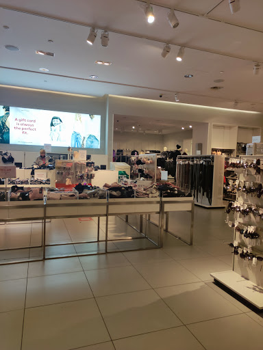 Clothing Store «H&M», reviews and photos, 8518 Fenton St, Silver Spring, MD 20910, USA