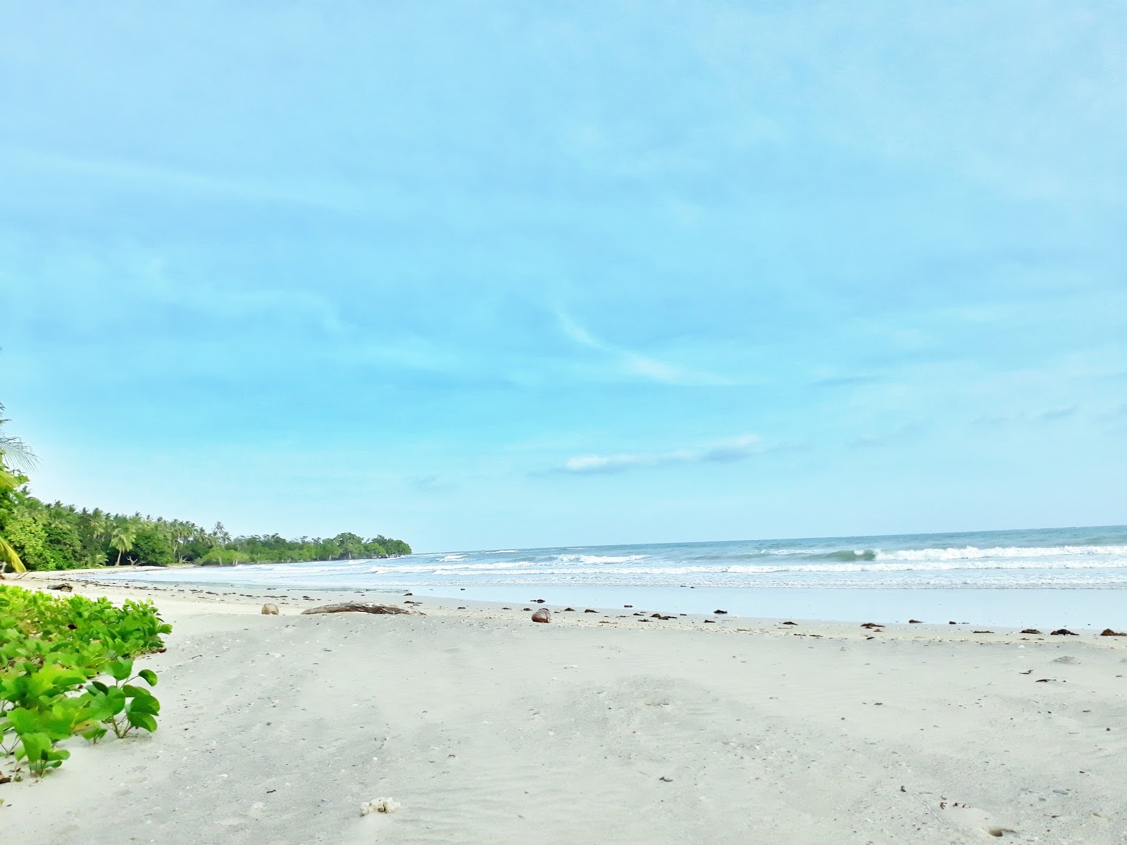 Φωτογραφία του Langogan Beach - δημοφιλές μέρος μεταξύ λάτρεις της χαλάρωσης