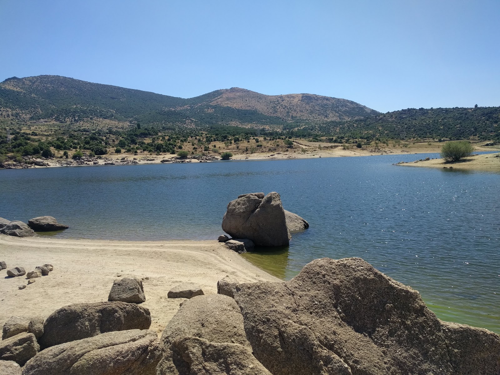 Fotografie cu Embalse el Burguillo cu o suprafață de nisip strălucitor