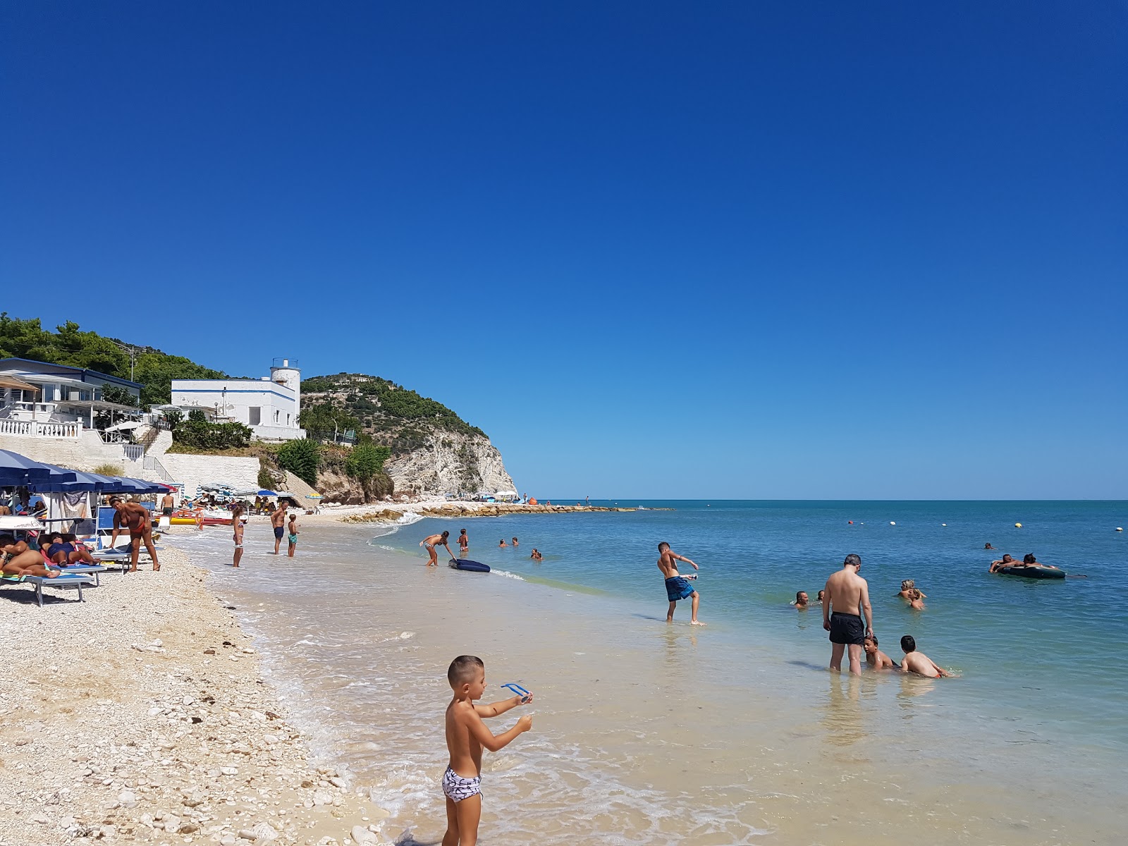 Tor di Lupo Beach'in fotoğrafı dağlarla çevrili